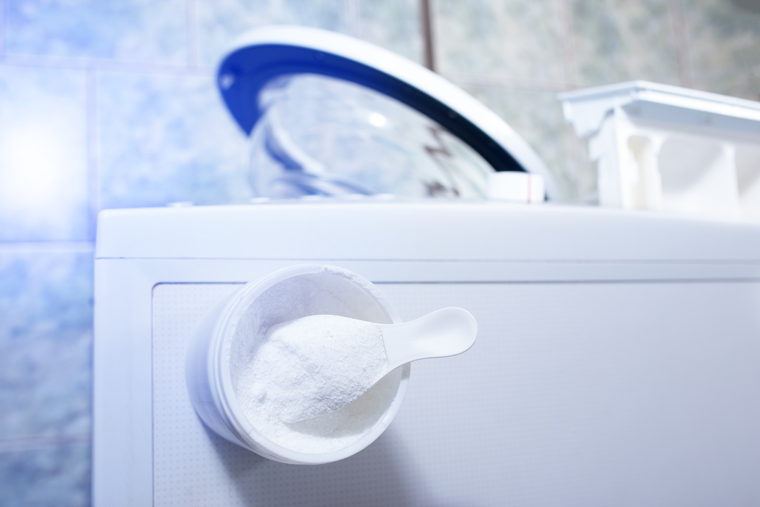 Skuteczne proszki do prania białego – opinie i porady